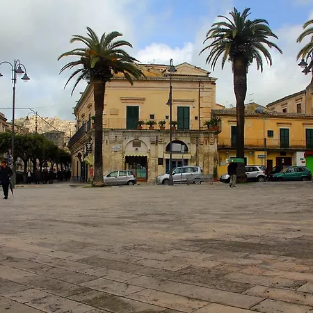 Piazza Centrale * Modica